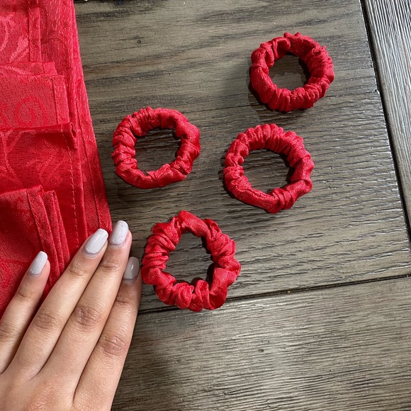 Christmas napkins, napkin rings, table runner and flowers - Picture 6 of 6